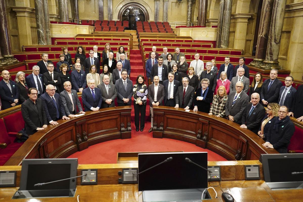 Foto de famílies de l'acte dels 10 anys de la UVic-UCC al Parlament de Catalunya