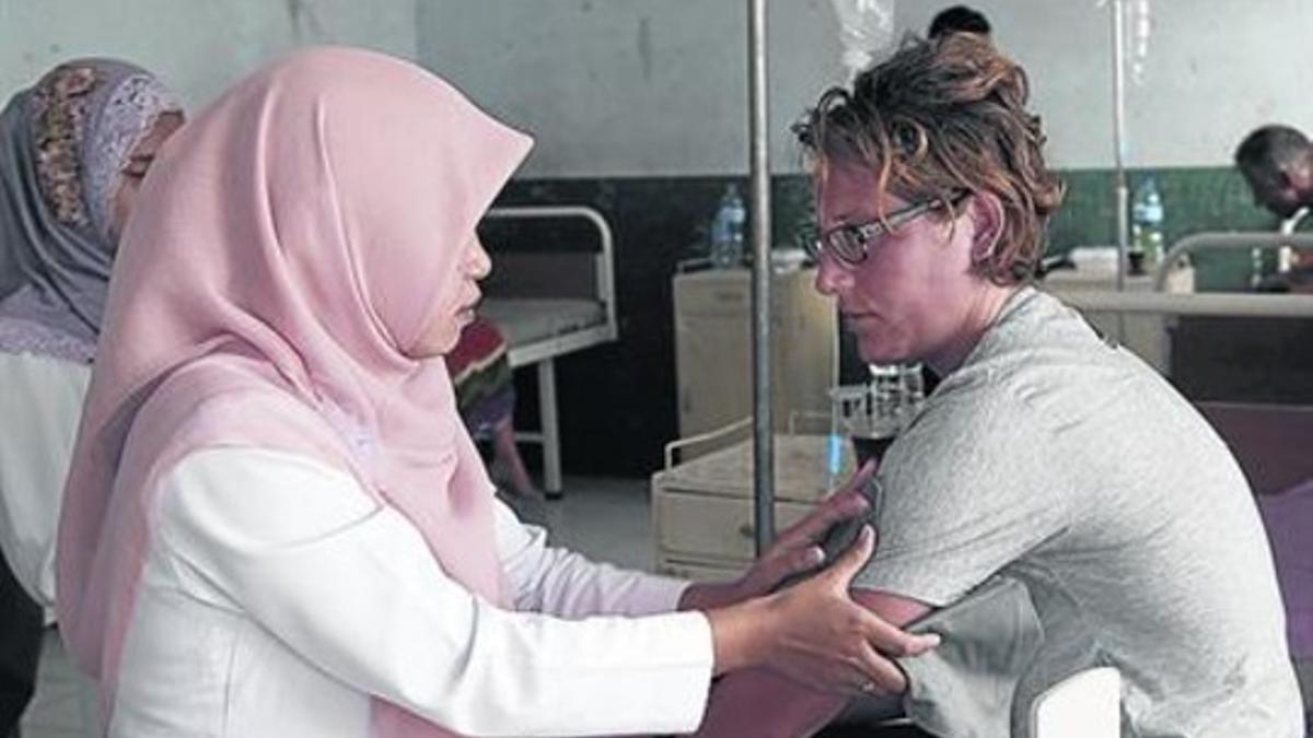 Una turista alemana es atendida en un hospital de la isla de Sumbawa.