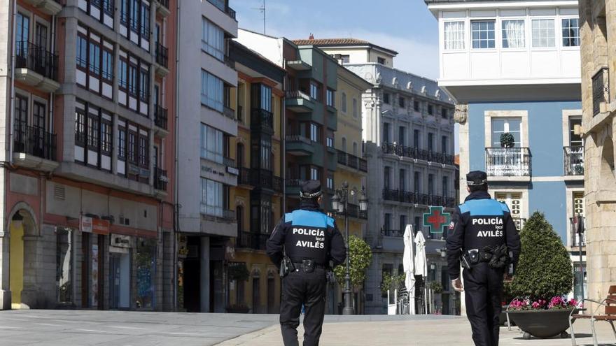 Agentes de la Policía Local, en plenas tareas de vigilancia.