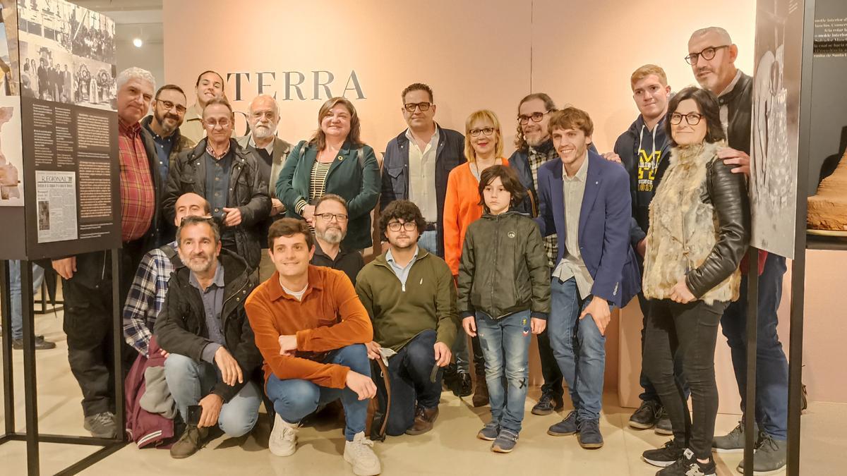 Cabanes i Sarrió amb alcaldesses, alcaldes i persones expertes en les campanes.