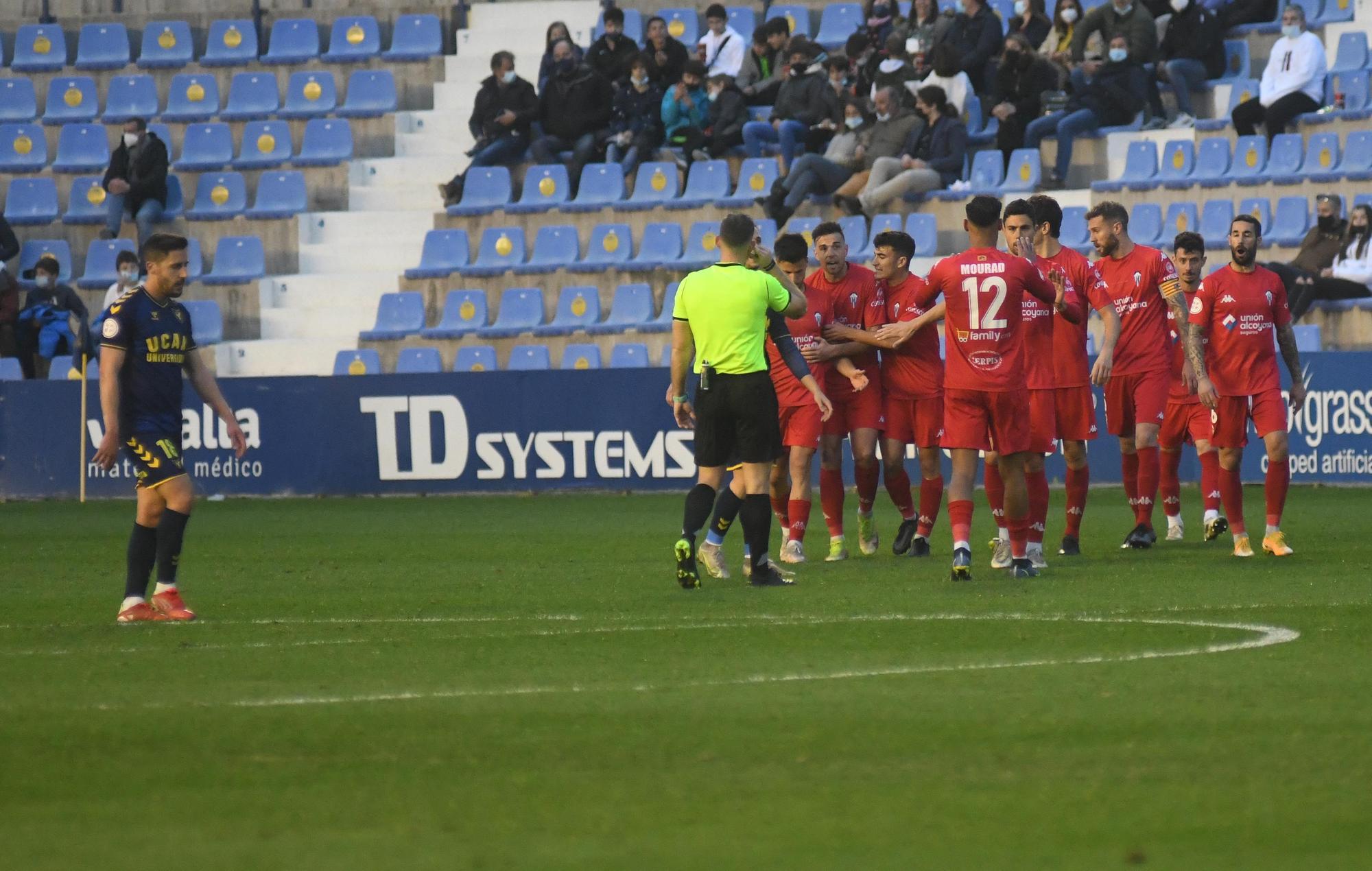 El Alcoyano ahonda la crisis del UCAM Murcia