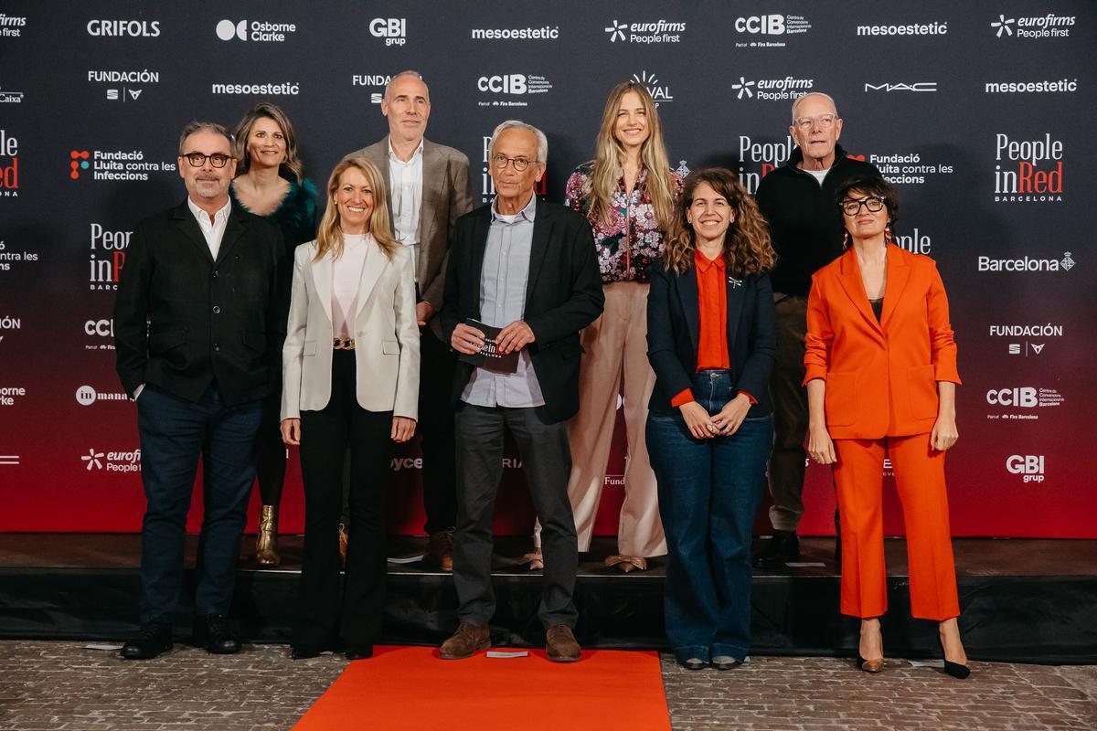 Roger Paredes, Director Científico de la Fundación Lucha contra las Infecciones; Laura Duran, Directora Gala People in Red Barcelona; Maria Eugènia Gay, Segunda teniente de alcalde de Barcelona; Alex Corretja; Doctor Bonaventura Clotet, Presidente de la Fundación Lucha contra las Infecciones; Martina Klein; Marta Villanueva, Concejala del Ayuntamiento; Fede Sardà; y Sílvia Abril.
