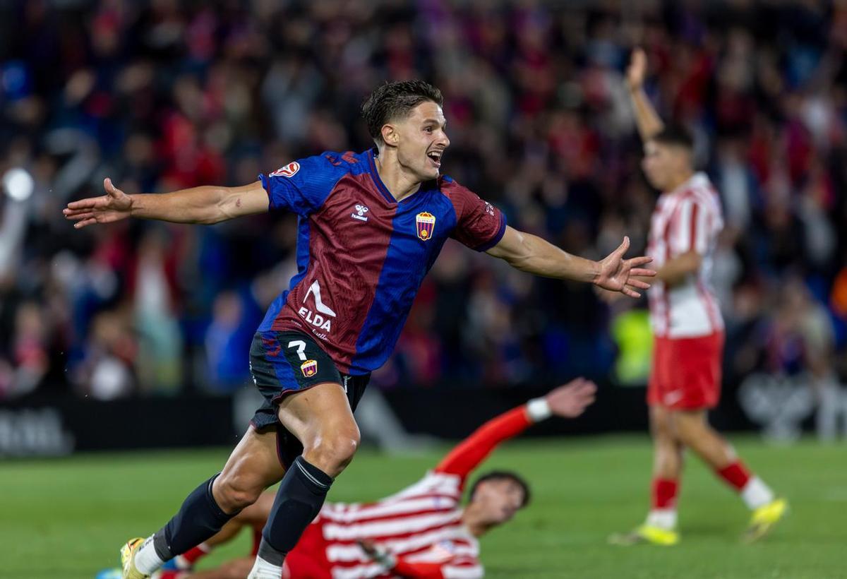 Nacho Quintana celebra el 2-1 frente al Atleti B, este sábado en Elda.