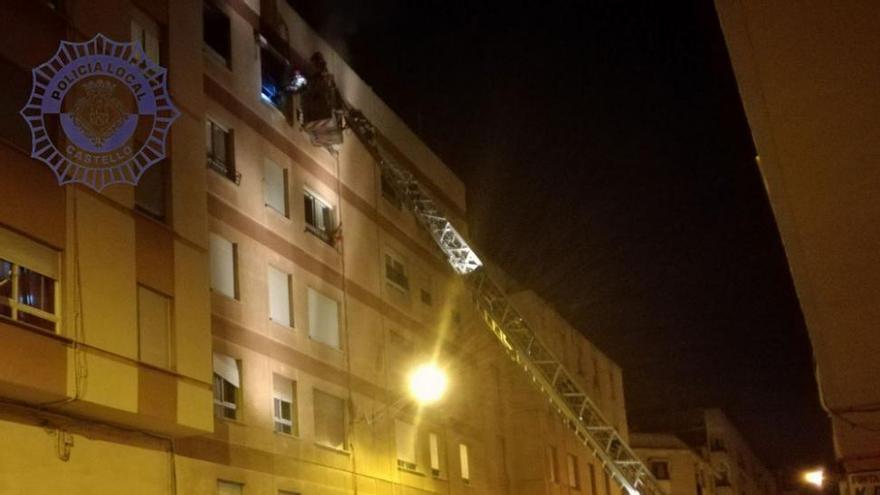 Herido un bombero en el incendio de un piso en Salvador Guinot