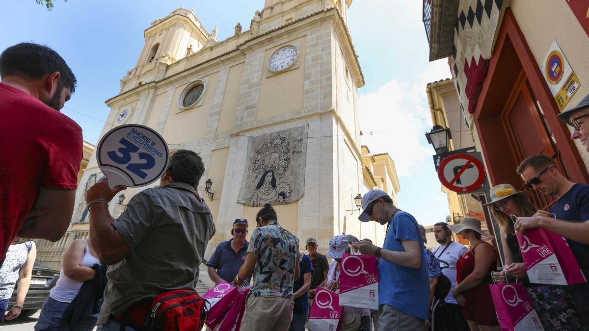 Los turistas de un crucero procedente de Estados Unidos en la plaça de Baix en agosto de 2019