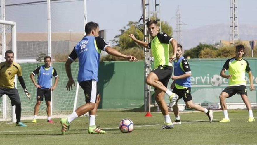 Los jugadores del Elche, durante el último entrenamiento de ayer en el campo anexo.