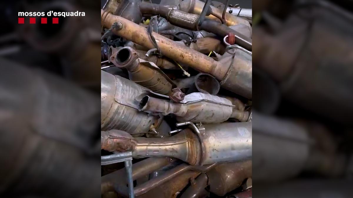 Les imatges dels catalitzadors robats i localitzats durant una investigació dels Mossos