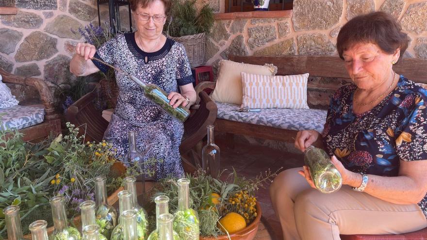 El licor de hierbas de Ibiza que solo puedes comprar en un bar de Sant Carles