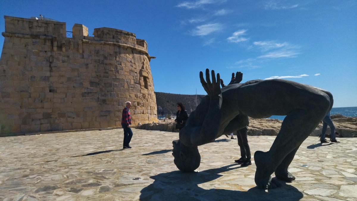 La escultura está en un emplazamiento espectacular