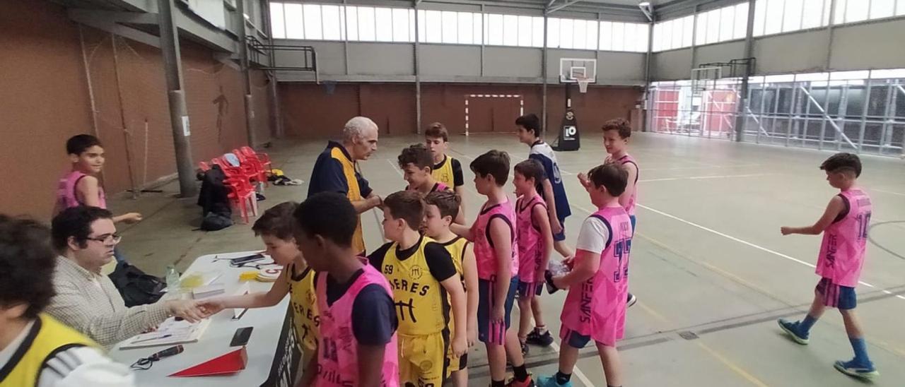 Miguel Díaz, el pasado fin de semana, saludando a los infantiles del Baloncesto Villa de Mieres y del Colegio San Fernando, tras un encuentro. | D. M.