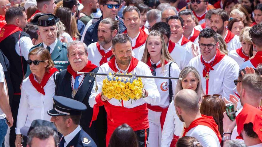 El alcalde sostiene la bandeja de flores en la pasada edición de las Fiestas Patronales. | AYTO. DE CARAVACA