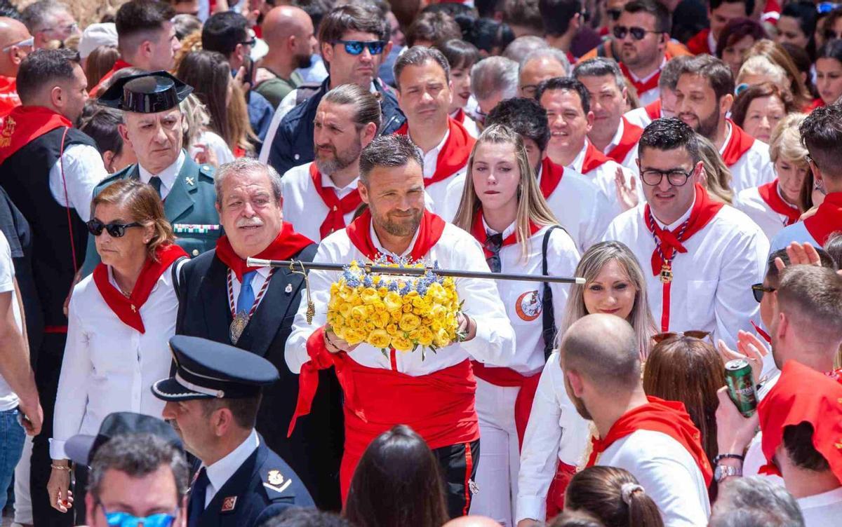 El alcalde sostiene la bandeja de flores en la pasada edición de las Fiestas Patronales. | AYTO. DE CARAVACA