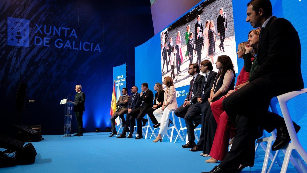 El presidente de la Xunta, Alfonso Rueda, con sus conselleiros