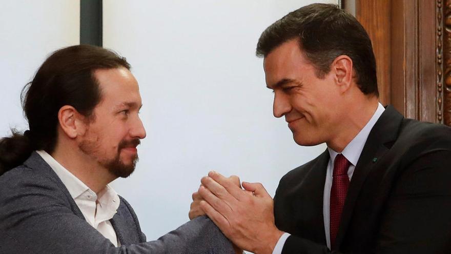 Saludo entre Pablo Iglesias y Pedro Sánchez.