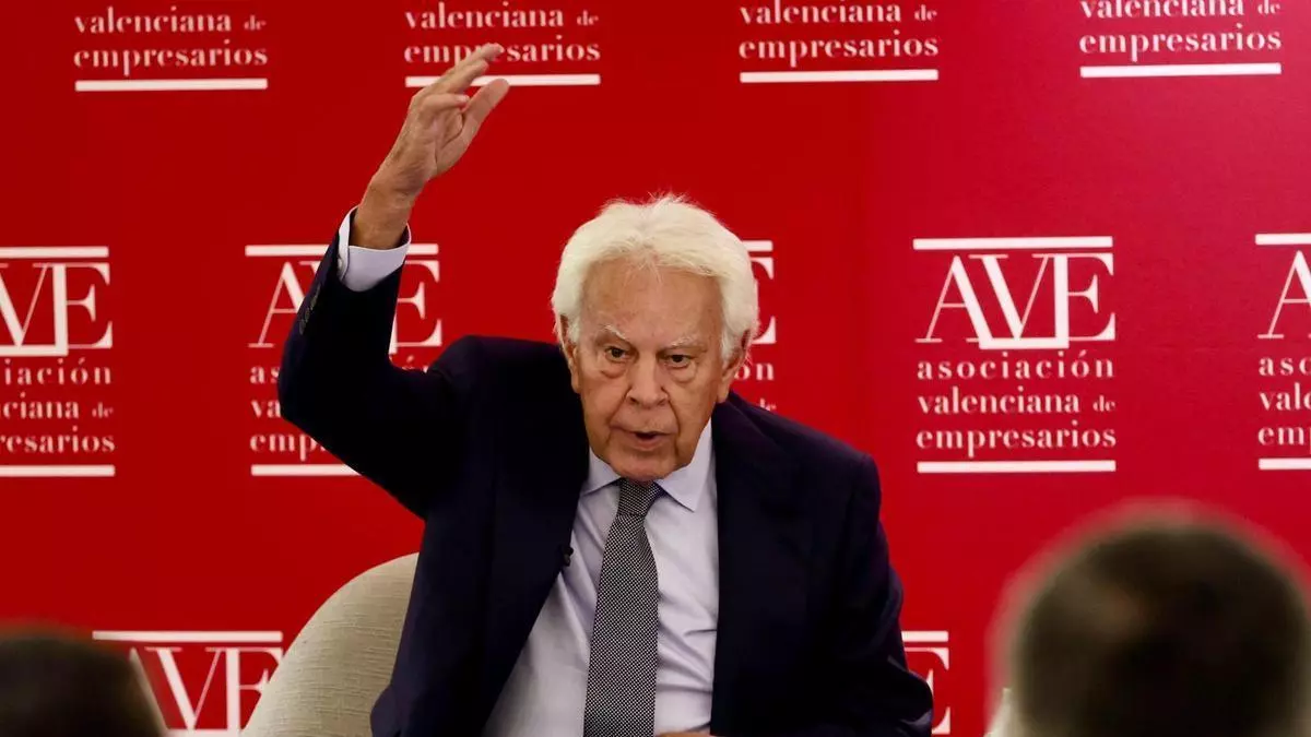 Felipe González propone convocar elecciones en un acto con empresarios