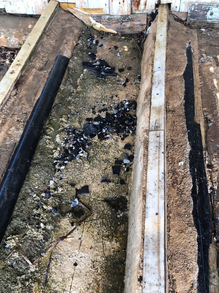 S'Estanyol, en Ibiza, cubierto de restos del yate quemado en Formentera