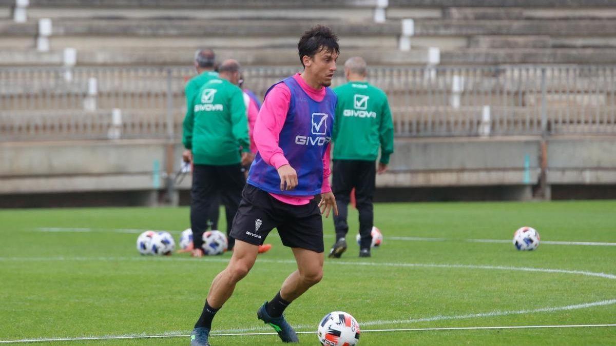 Manu Farrando, durante un entrenamiento del Córdoba CF, la pasada temporada.