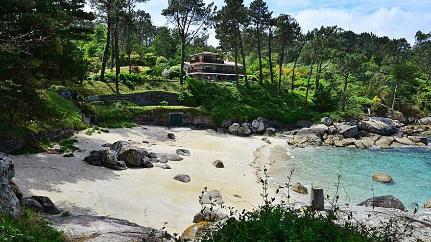 La playa de Pedrón y la casa del doctor Barros, donde estuvo en numerosas ocasiones José Manuel Caballero Bonald.