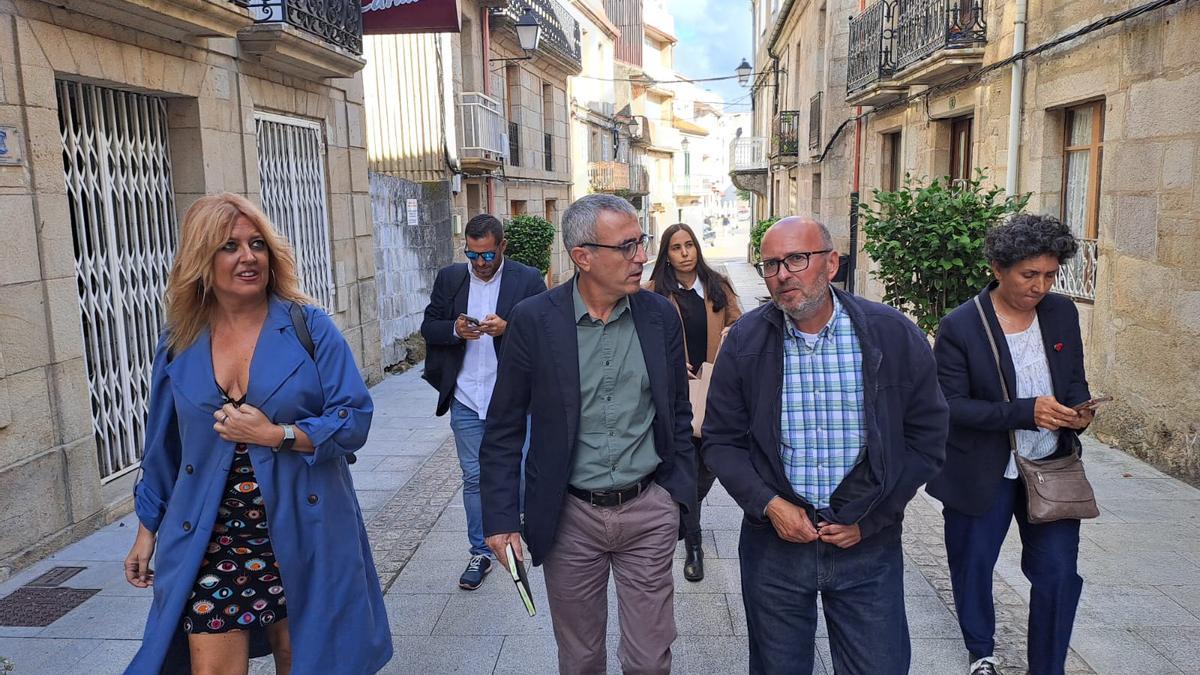 Los representantes de la empresa, el Concello, SEA y Sepes en las calles de Rianxo, ayer.