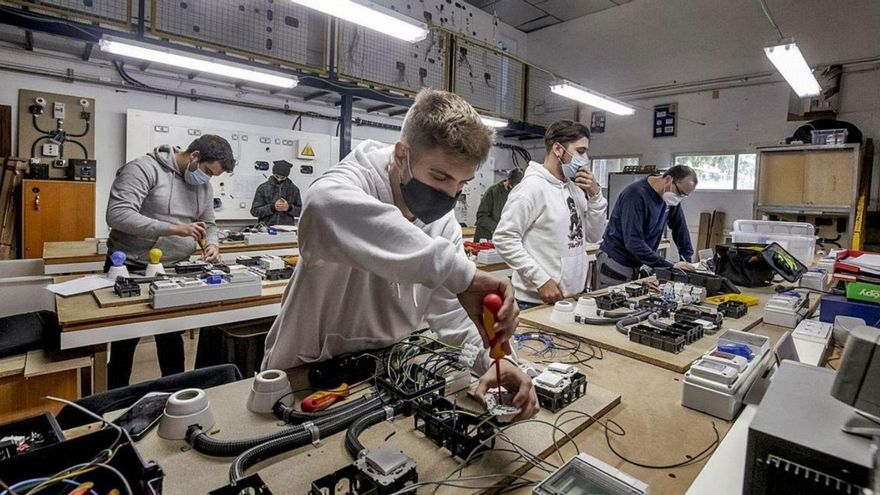 Alumnos de FP en una práctica en clase. | DI