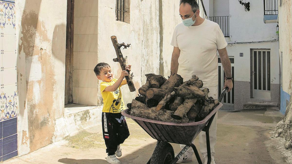 Emilio y Germán, llevando leña al horno  que han alquilado para trabajar en Millares. 