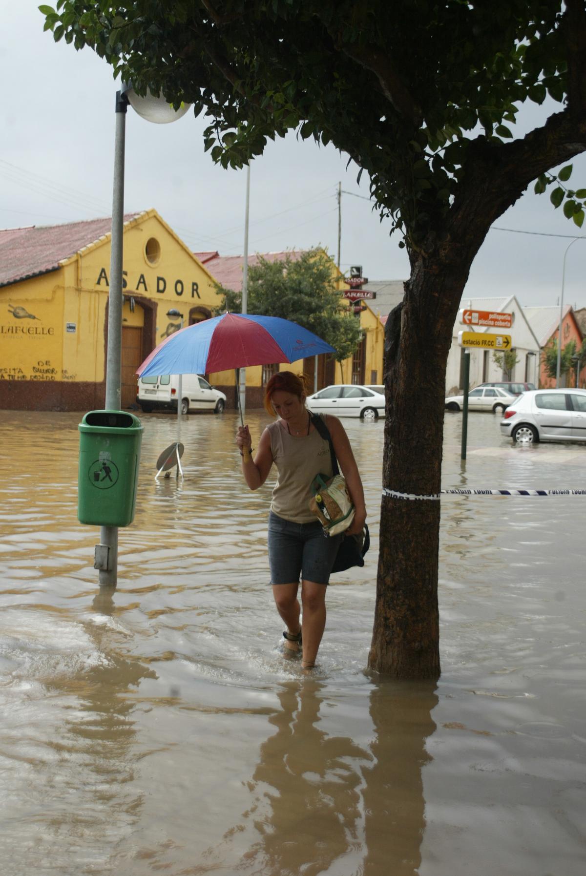 La inundaciones al final de la avenida Cedre son todo un clásico. La imagen corresponde a un episodio de lluvias intensas en septiembre del 2004.