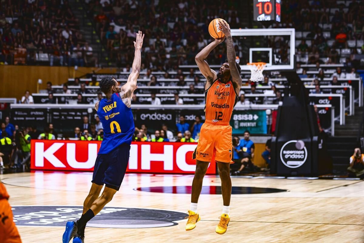Armoni Brooks, en un lanzamiento exterior ante el Barcelona.