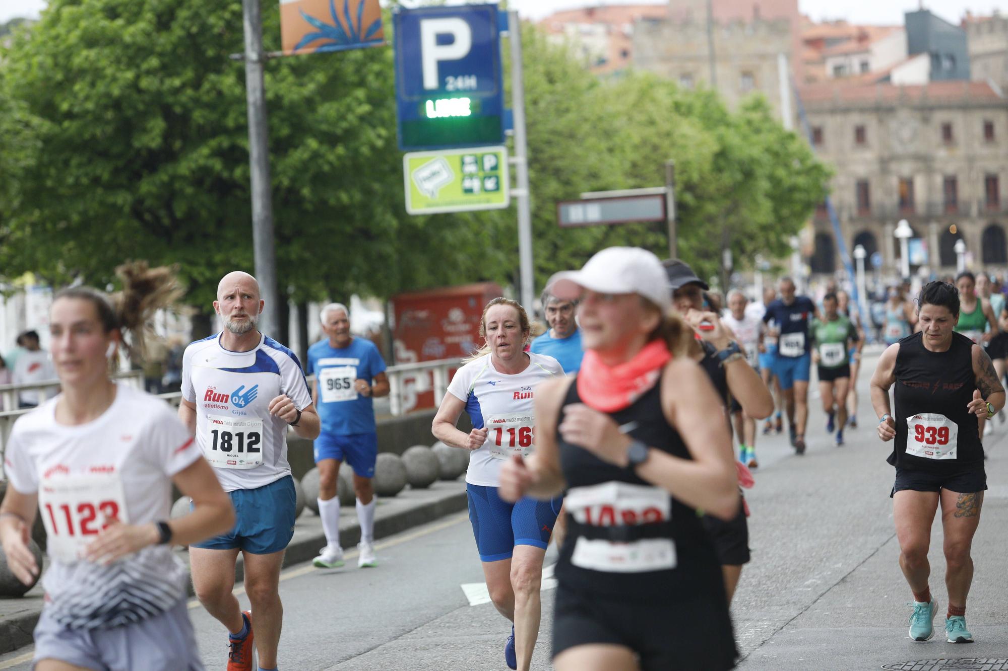 EN IMÁGENES: Más de 1.800 participantes en la Media Maratón de Gijón - La  Nueva España