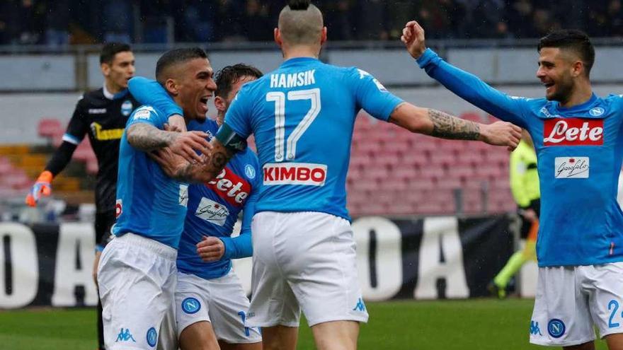 Los jugadores del Nápoles celebran su gol de ayer ante el SPAL.