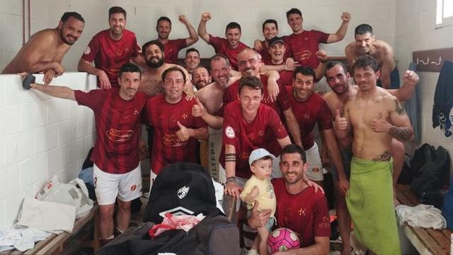 Los jugadores celebran el triunfo en los vestuarios. | CEDIDA