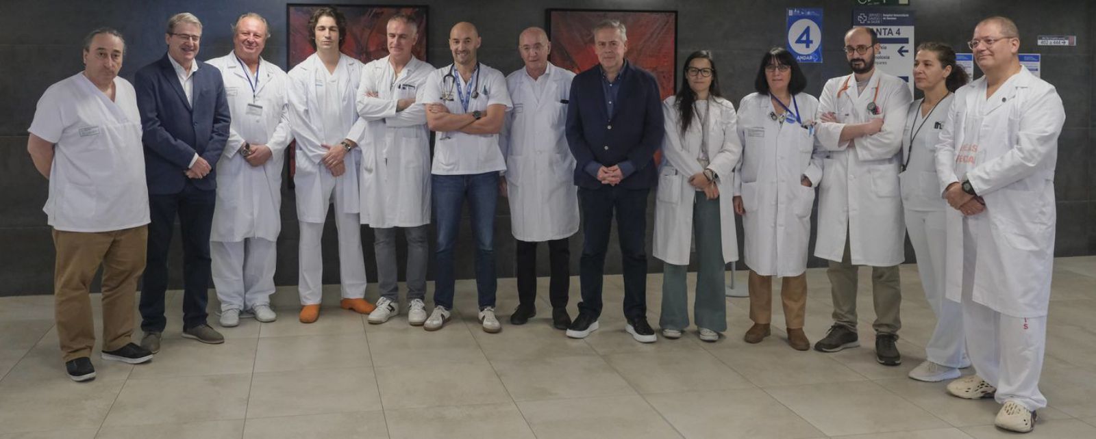 El conselleiro de Sanidade, con especialistas de varias áreas implicadas en la atención al ictus.