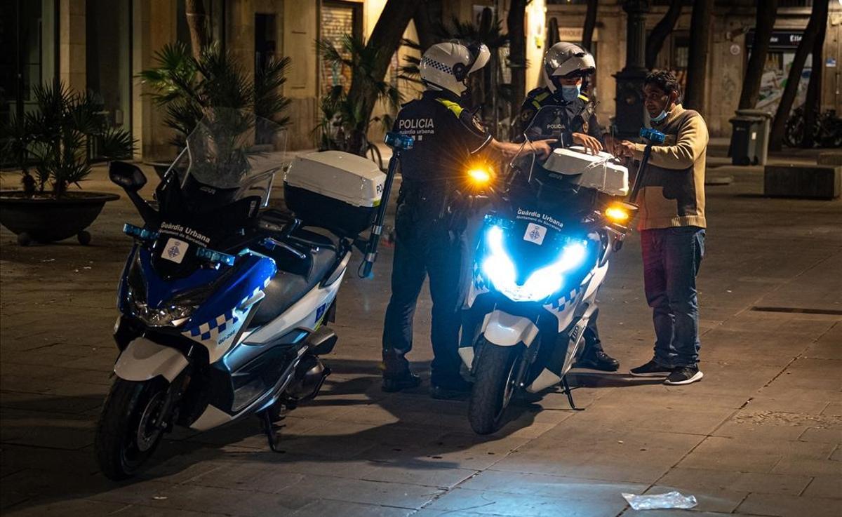 La Guàrdia Urbana de Barcelona multa a un hombre por saltarse el toque de queda, la última noche del estado de alarma en vigor.