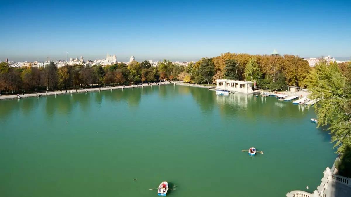 ¿Qué esconden las aguas del Retiro? Estos son los insólitos objetos que nadie sabe cómo han acabado en el estanque del parque