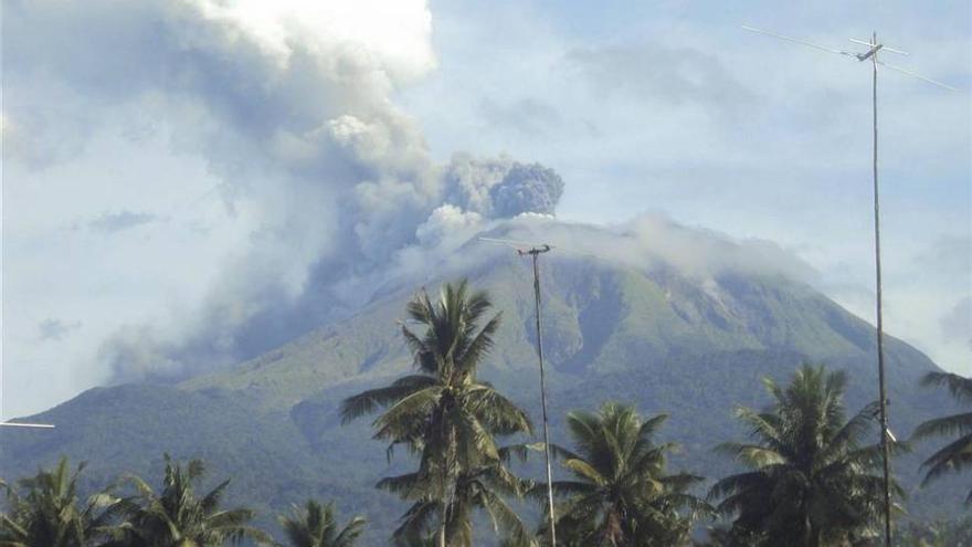 Al menos 1.100 evacuados por la erupción del Bulusan en Filipinas