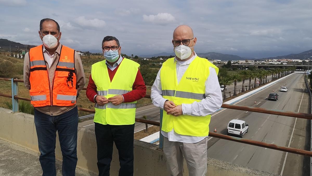 Ariza, Moreno Ferrer y Pérez Atencia visitan las obras en la mediana de acceso a Torre del Mar.