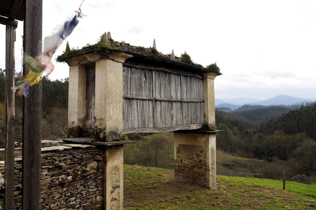 Hórreo de Carboeiro (Ribadeo) que forma parte de un proyecto de rehabilitación de recintos en ruinas situados en el entorno del Camino de Santiago, que pretende convertirlos en acogedores albergues de peregrinos.