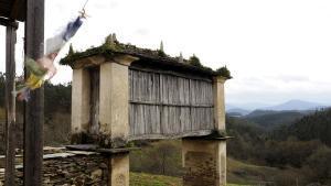 Hórreo de Carboeiro (Ribadeo) que forma parte de un proyecto de rehabilitación de recintos en ruinas situados en el entorno del Camino de Santiago, que pretende convertirlos en acogedores albergues de peregrinos. 