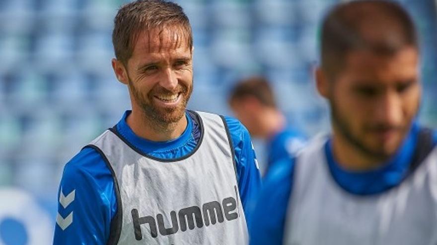 Míchel sonríe durante una sesión de entrenamiento con el CD Tenerife.