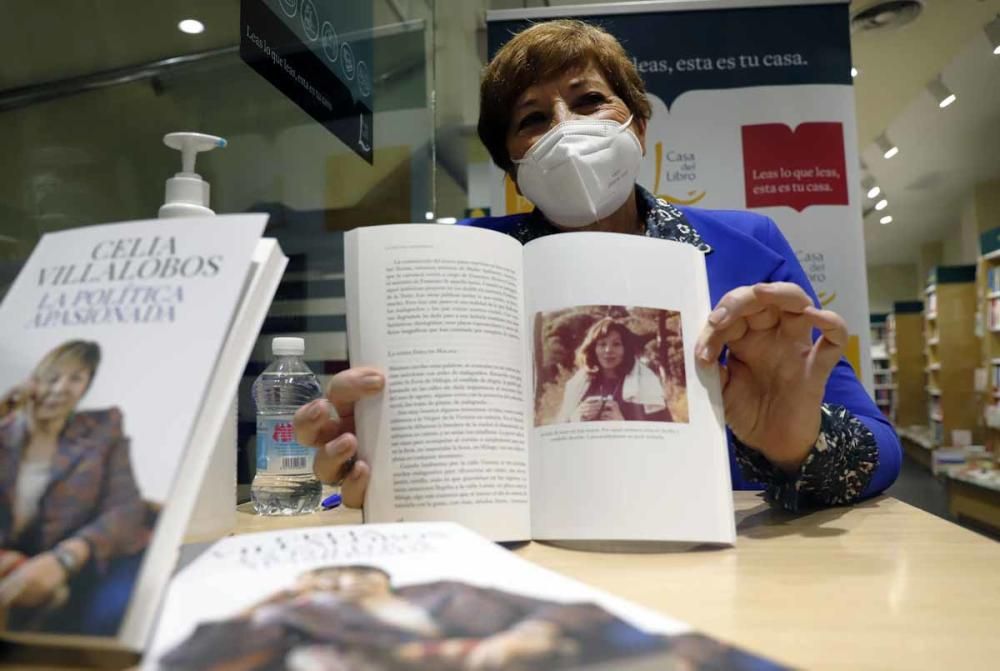 Celia Villalobos firma en Málaga ejemplares de su libro 'La política apasionada'