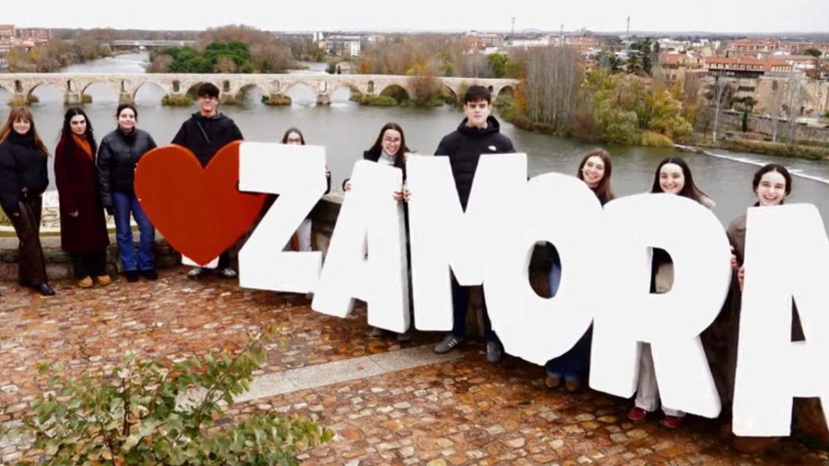 Los alumnos de la Milagrosa en el mirador del Troncoso.