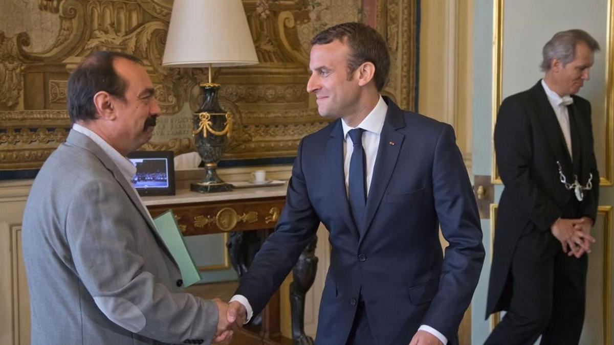 Macron (derecha) saluda al líder de la CGT, Philippe Martinez, en el palacio del Elíseo, en París, el 23 de mayo.