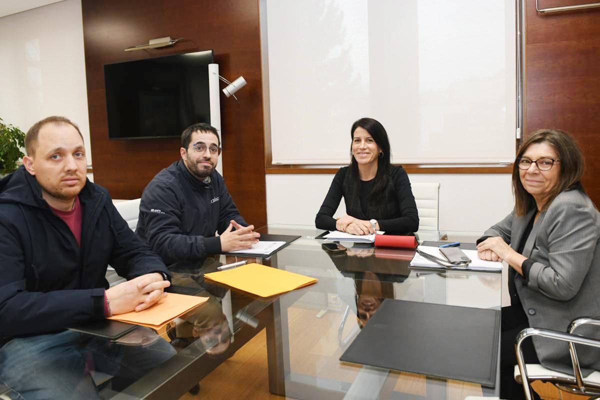 Por la izquierda, el concejal xalleiro, con el alcalde y la conselleira de Infraestruturas