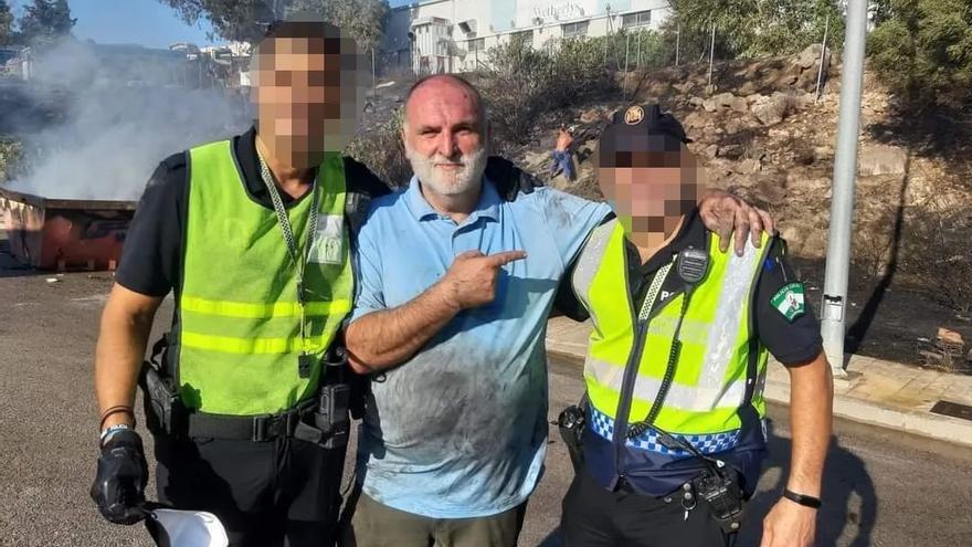 El chef, con los policías, tras el incendio.