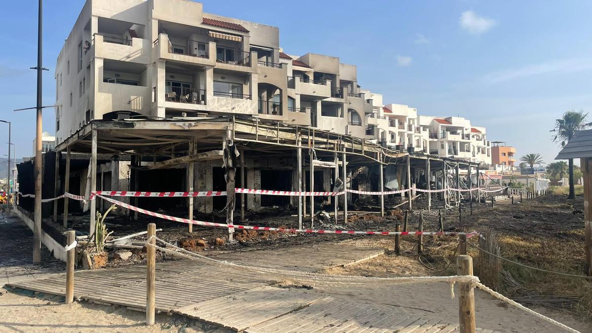 Vídeo: Así han quedado los locales afectados por un gran incendio en Platja d'en Bossa