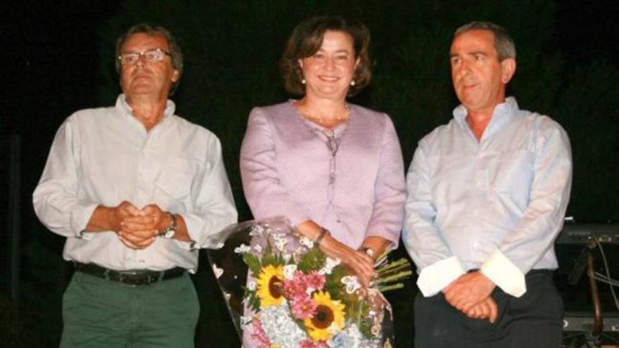 Isabel Montoya, junto al pedáneo (i) y el presidente de las fiestas.