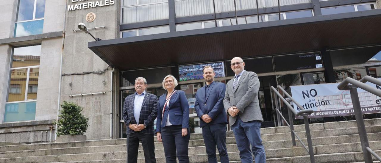 Por la izquierda, Vladimir Slivkev, Hana Stankova, Valclav Zubieck y Francisco Javier Iglesias, ayer, junto a la Escuela de Minas. | Miki López