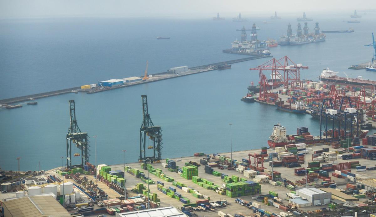 Vista parcial de la terminal de carga del Puerto de La Luz y de Las Palmas.