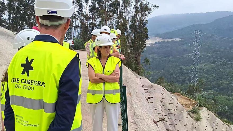 Lastra destaca el avance de las obras del argayo de Casazorrina, que encaran su recta final