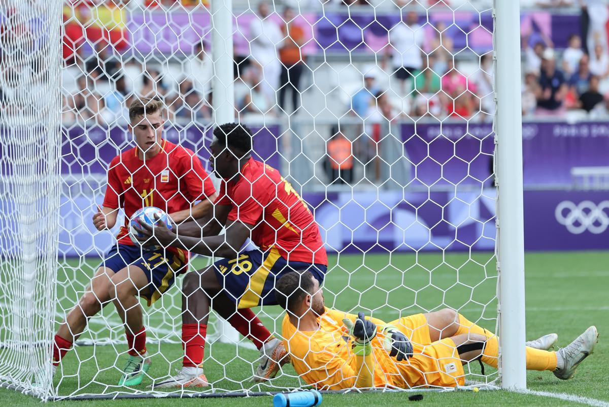 Samuel Omorodion (c) tras marcar  el gol ante Egipto en los Juegos Olímpicos de París.