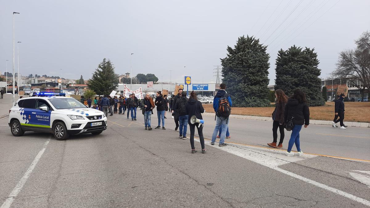 Professors tallen la circulació per la rotonda del Prat de la Riba de Manresa